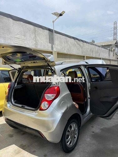 Chevrolet Spark 5 chỗ màu Bạc