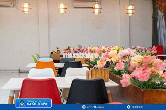 3 NV phục vụ tại căn tin trường học Q4