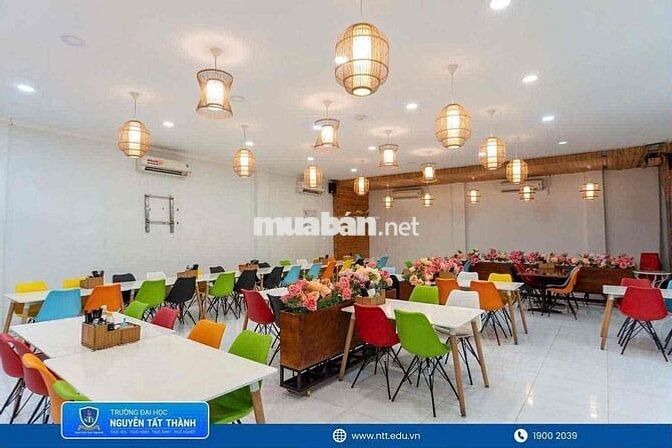 3 NV phục vụ tại căn tin trường học Q4