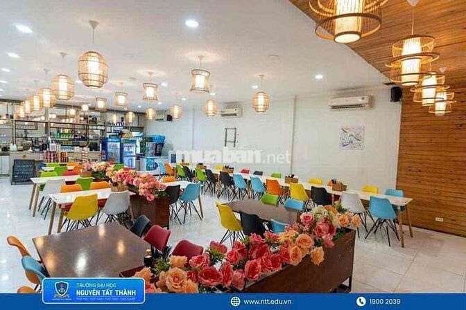 3 NV phục vụ tại căn tin trường học Q4