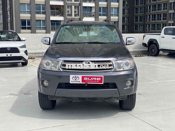 Toyota Fortuner 2011 2.7V 4x4 AT Xám