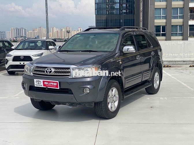 Toyota Fortuner 2011 2.7V 4x4 AT Xám