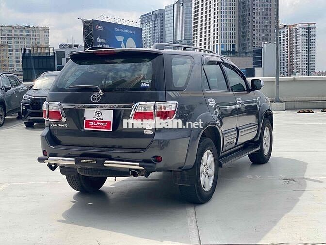 Toyota Fortuner 2011 2.7V 4x4 AT Xám