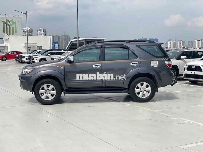 Toyota Fortuner 2011 2.7V 4x4 AT Xám
