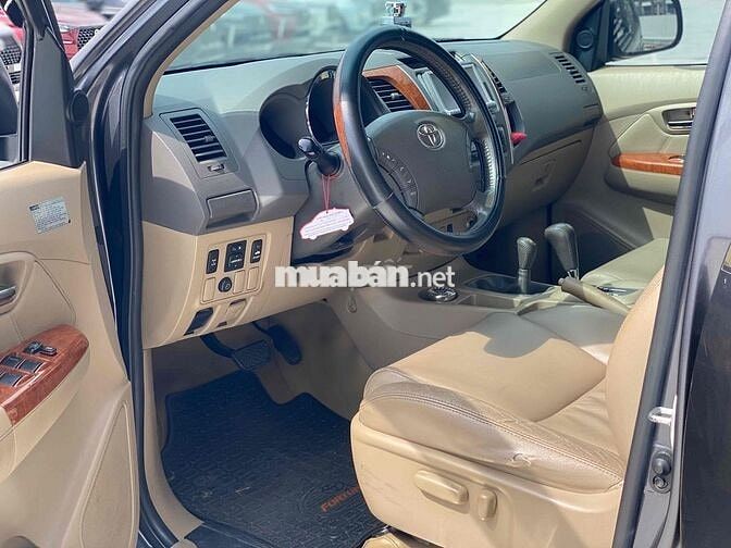 Toyota Fortuner 2011 2.7V 4x4 AT Xám
