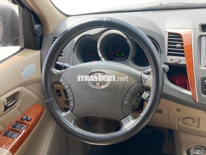 Toyota Fortuner 2011 2.7V 4x4 AT Xám