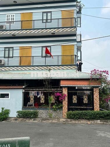 gia đình cần bán nhà mặt công viên hồ nước thị trấn cần giuộc