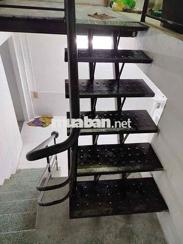 Cho thuê nhà chính chủ - điện nước chính. DT: (4*12)m2, có gác lửng. 2