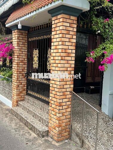 gia đình cần bán nhà mặt công viên hồ nước thị trấn cần giuộc
