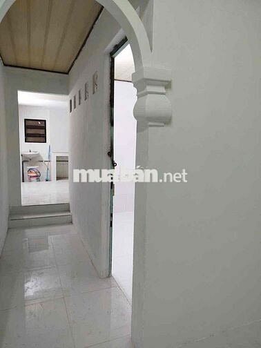 Cho thuê nhà chính chủ - điện nước chính. DT: (4*12)m2, có gác lửng. 2