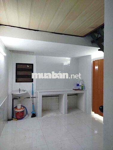 Cho thuê nhà chính chủ - điện nước chính. DT: (4*12)m2, có gác lửng. 2
