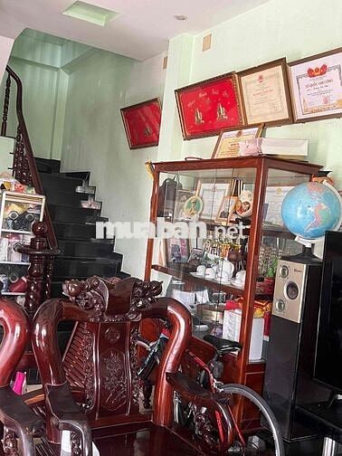 gia đình cần bán nhà mặt công viên hồ nước thị trấn cần giuộc