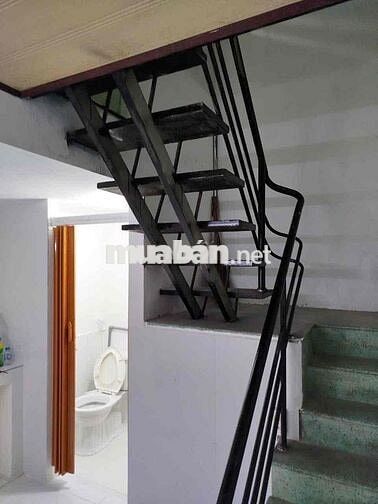 Cho thuê nhà chính chủ - điện nước chính. DT: (4*12)m2, có gác lửng. 2