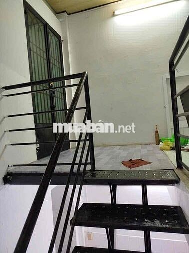 Cho thuê nhà chính chủ - điện nước chính. DT: (4*12)m2, có gác lửng. 2