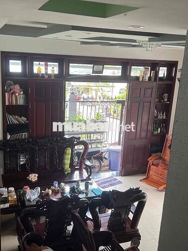 gia đình cần bán nhà mặt công viên hồ nước thị trấn cần giuộc