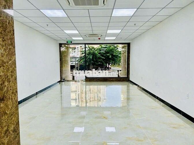 SIÊU PHẨM ỐP KÍNH-Cho thuê nhà Trần Nhật Duật,Quận 1.Thang máy, PCCC.