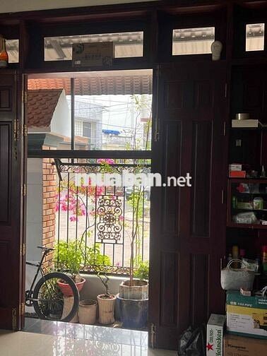 gia đình cần bán nhà mặt công viên hồ nước thị trấn cần giuộc