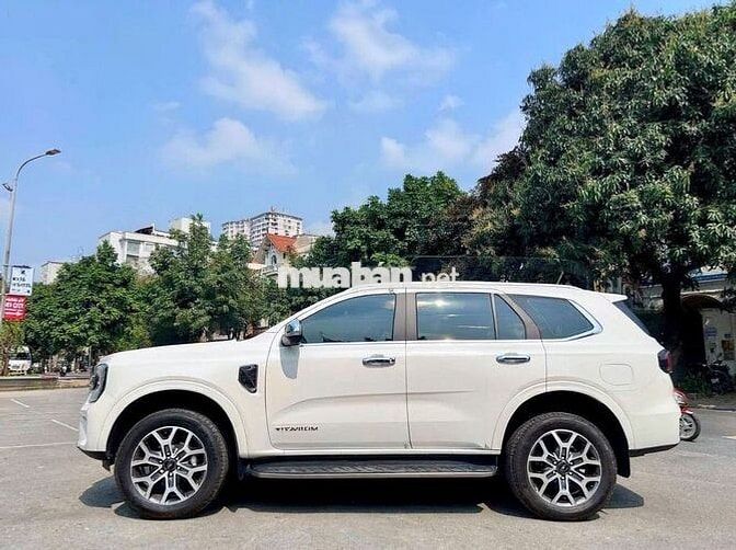 Ford Everest Titanium 2023 2.0Bitubor 4x2AT Trắng