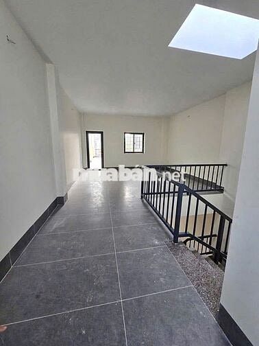 Nhà trệt lầu sân thượng trống suốt đường Mậu Thân chỉ 30 triệu