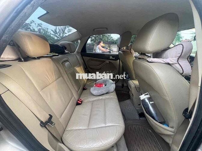 Ford Focus 2010 Ghi vàng 5 chỗ