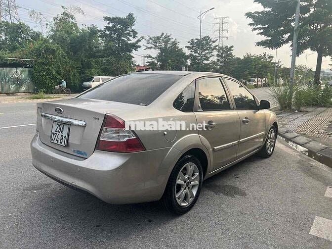 Ford Focus 2010 Ghi vàng 5 chỗ