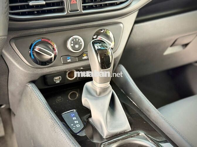 Hyundai i10 hatback 2024 Số tự động Trắng