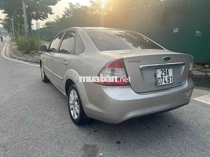 Ford Focus 2010 Ghi vàng 5 chỗ