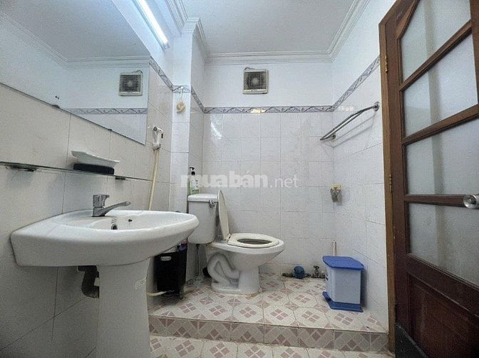 Chung cư Đặng Văn Ngữ 83m2, 2p ngủ, không nội thất, giá 11,5tr/tháng
