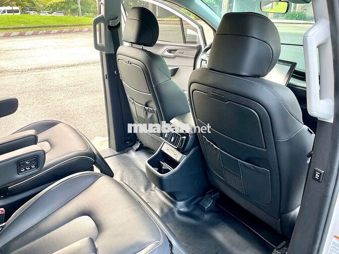 Hyundai Custin 2.0AT 2023 7 chỗ Đen