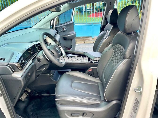 Hyundai Custin 2.0AT 2023 7 chỗ Đen