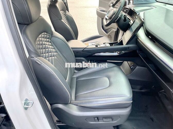 Hyundai Custin 2.0AT 2023 7 chỗ Đen