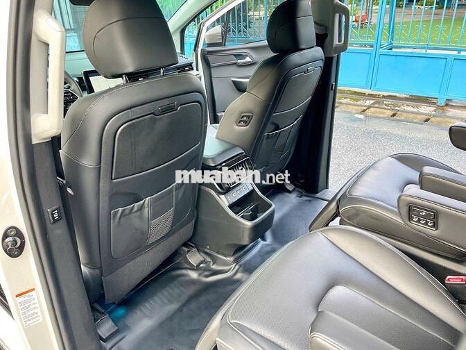 Hyundai Custin 2.0AT 2023 7 chỗ Đen