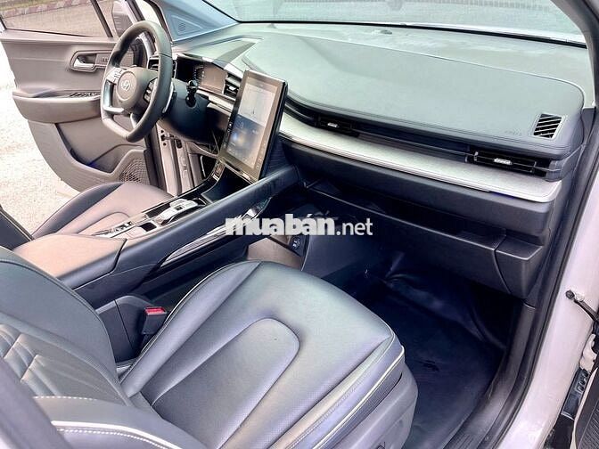 Hyundai Custin 2.0AT 2023 7 chỗ Đen