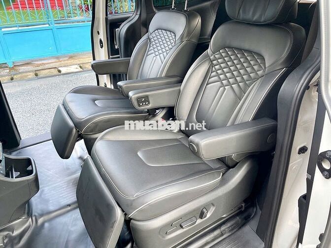 Hyundai Custin 2.0AT 2023 7 chỗ Đen