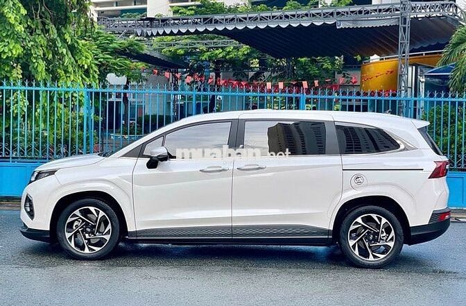 Hyundai Custin 2.0AT 2023 7 chỗ Đen