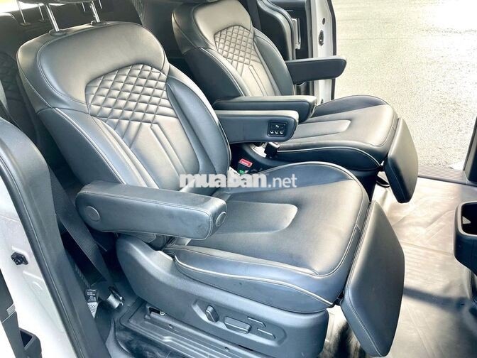 Hyundai Custin 2.0AT 2023 7 chỗ Đen