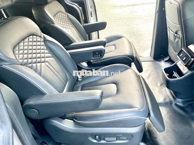 Hyundai Custin 2.0AT 2023 7 chỗ Đen