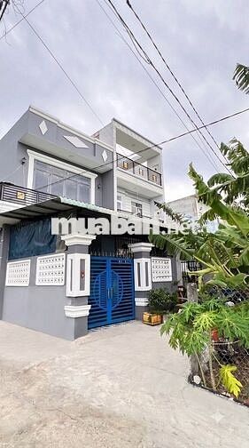 Nhà 2 lầu kiên cố, lối đi dành cho xe ba gác, nội thất, giấy tờ đầy đủ