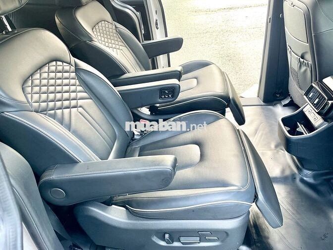Hyundai Custin 2.0AT 2023 7 chỗ Đen