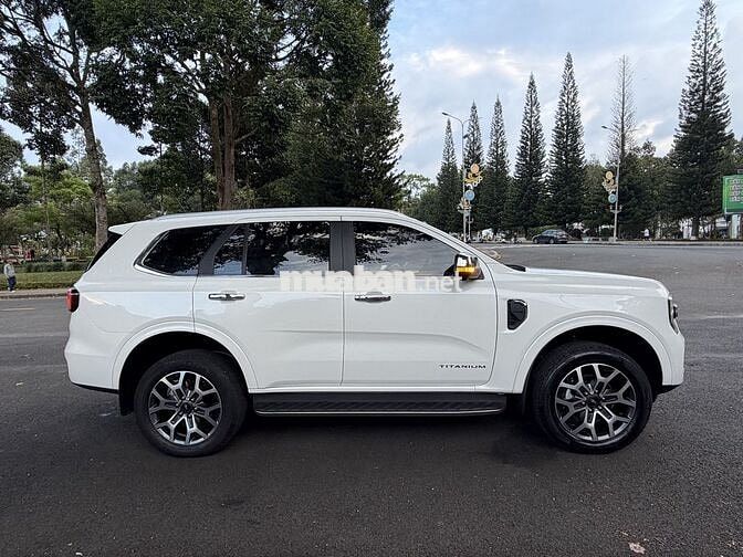 Ford Everest Titanium 1 cầu 2025 Trắng