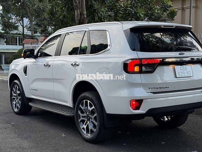 Ford Everest Titanium 1 cầu 2025 Trắng
