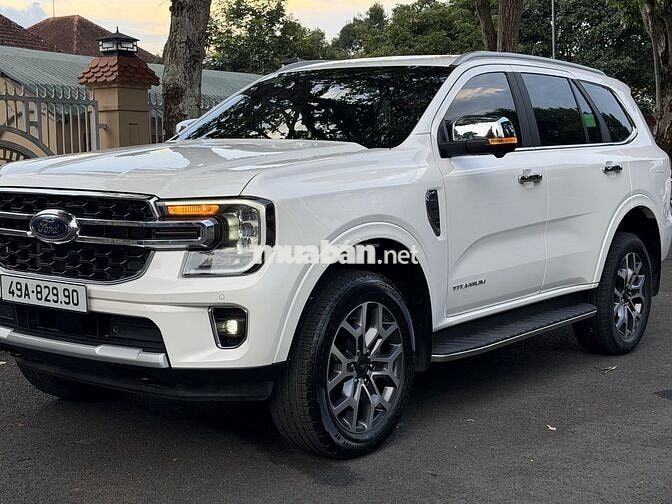 Ford Everest Titanium 1 cầu 2025 Trắng