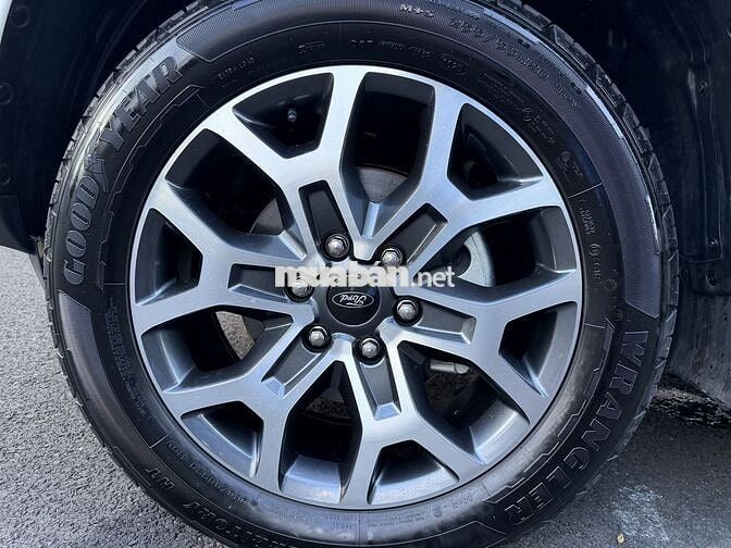 Ford Everest Titanium 1 cầu 2025 Trắng