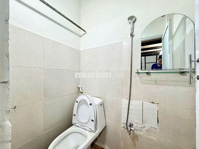 phòng cho thuê có gác - máy lạnh rộng rãi phòng mới tầng trệt sạch sẽ