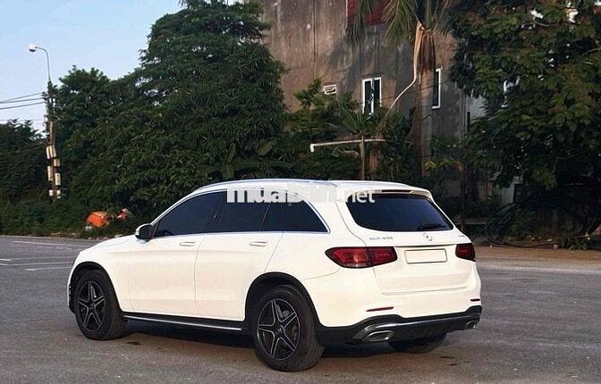 Mercedes-Benz GLC 300 Trắng 5 chỗ
