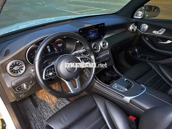 Mercedes-Benz GLC 300 Trắng 5 chỗ