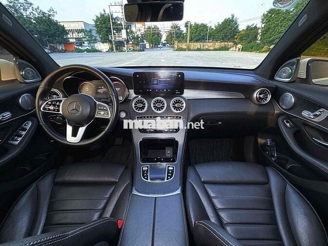 Mercedes-Benz GLC 300 Trắng 5 chỗ
