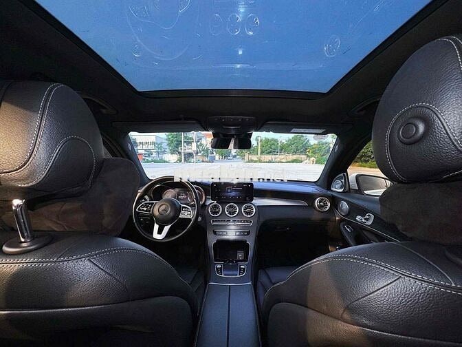 Mercedes-Benz GLC 300 Trắng 5 chỗ