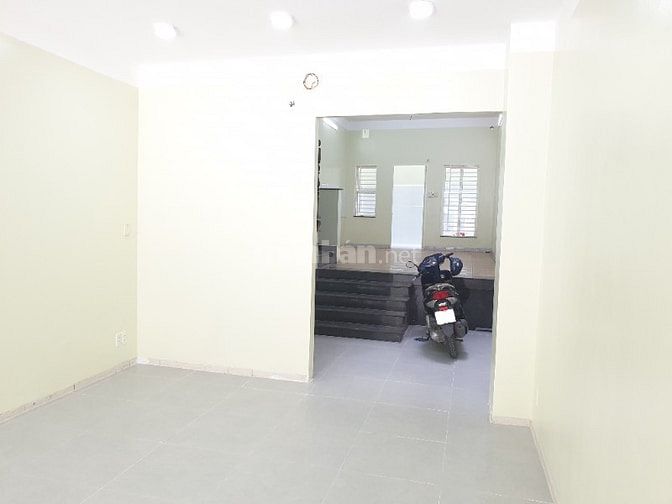 Cho thuê tầng trệt 4x20m mặt tiền Tạ Quang Bửu P5Q8. Nhà mới, sạch đẹp