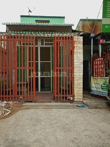 Nhà đút diện tích 5x30 mặt tiền đường rộng 10m hướng chánh nam.